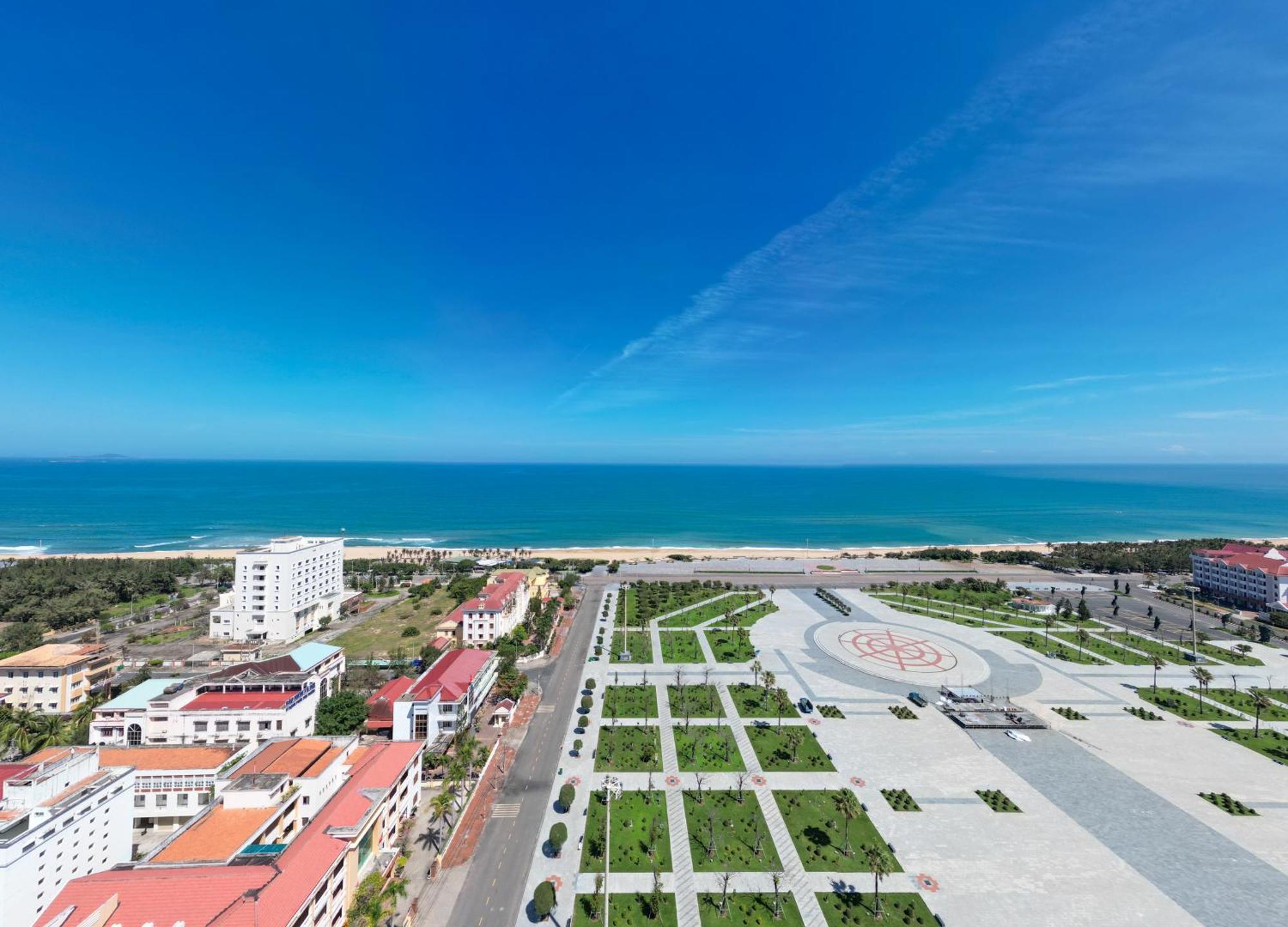 Wink Hotel Tuy Hoa Beach - 24Hrs Stay & Rooftop Pool Bar Екстериор снимка